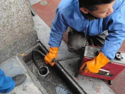 达尔罕茂明安联合疏通下水道