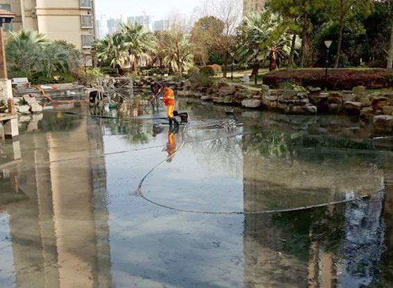 达尔罕茂明安联合景观池淤泥清理