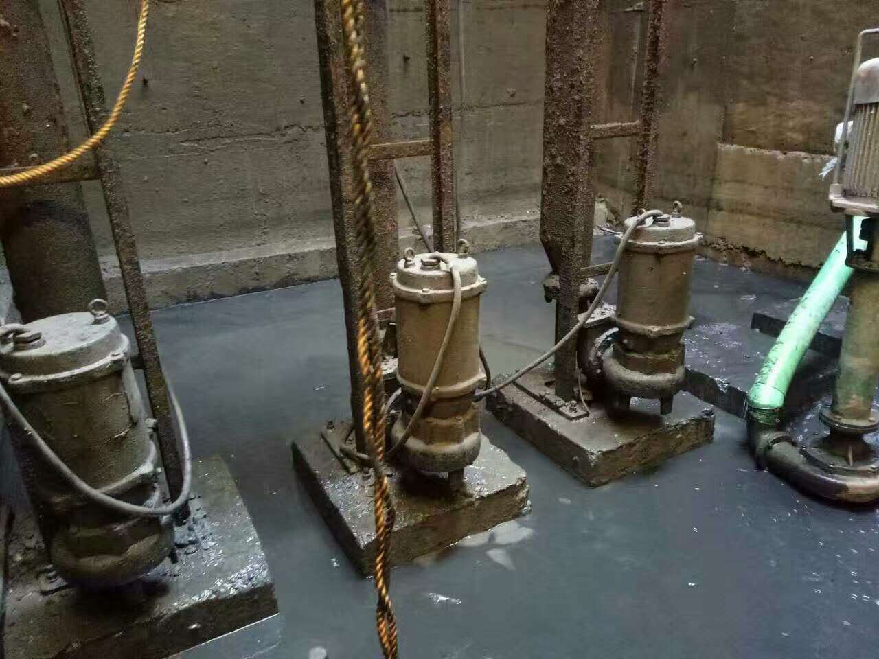 达尔罕茂明安联合污水池清理