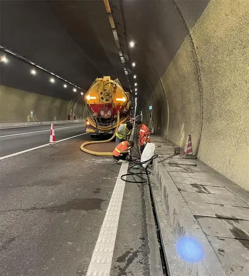 达尔罕茂明安联合隧道排水渠清淤